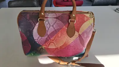 Bolso de mano multicolor con correa ajustable - miniatura 3
