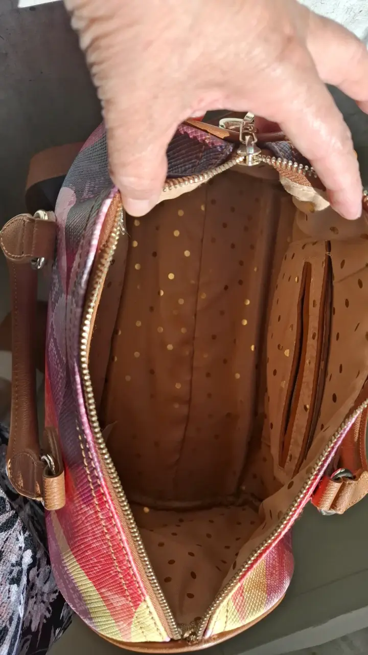 Bolso de mano multicolor con correa ajustable - 4