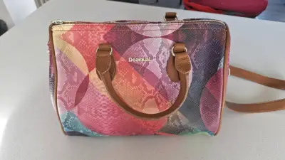Bolso de mano multicolor con correa ajustable - miniatura 5