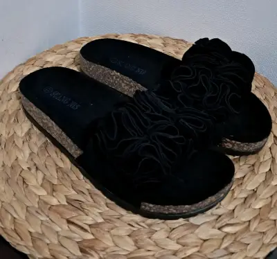 Sandalias negras con detalle floral - miniatura 1