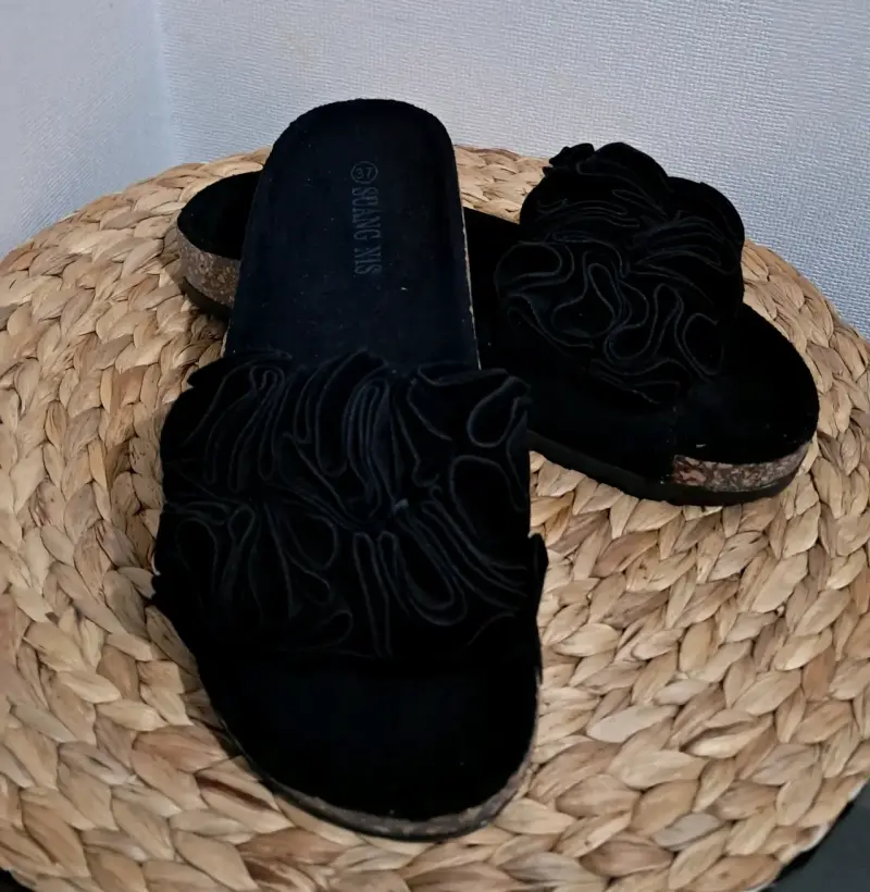 Sandalias negras con detalle floral - 2