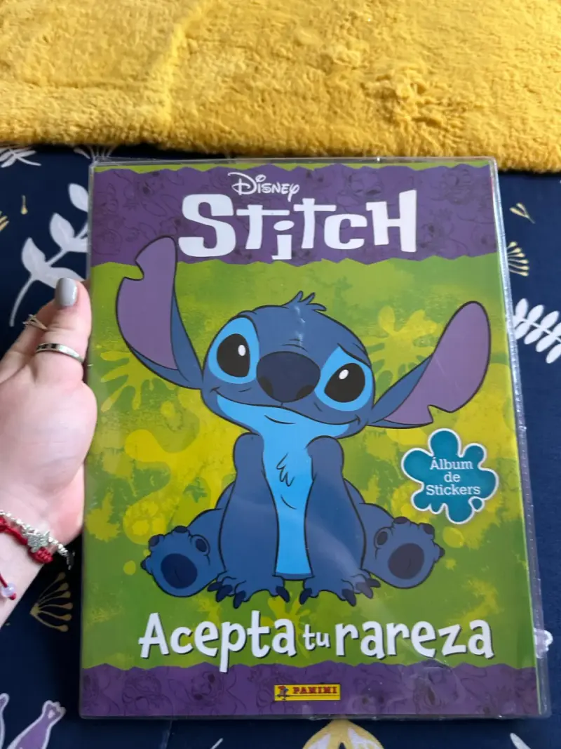 Álbum de Stickers Disney Stitch Acepta tu Rareza - 1