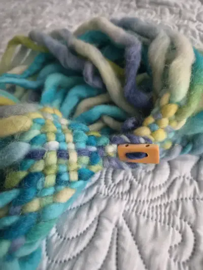 Bufanda de lana tejida a mano en tonos azules - miniatura 3