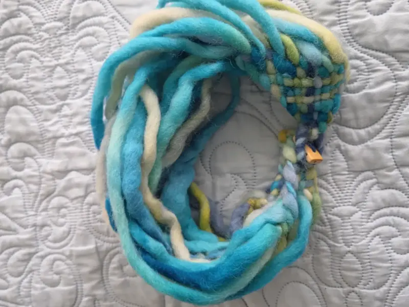 Bufanda de lana tejida a mano en tonos azules - 4