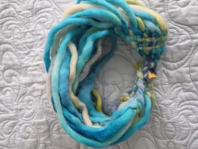 Bufanda de lana tejida a mano en tonos azules - miniatura 4