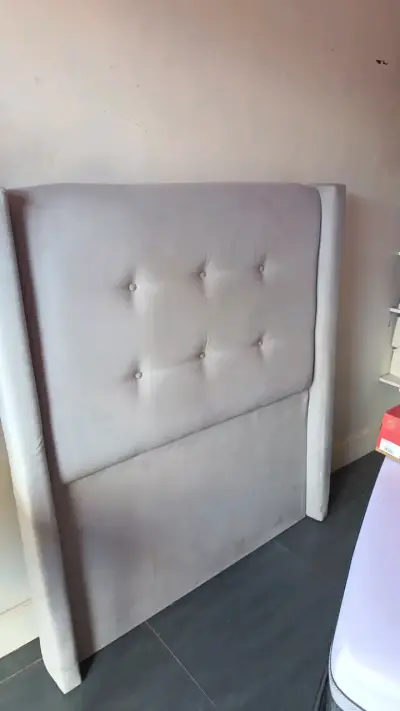 Cabecera de cama tapizada gris - miniatura 1