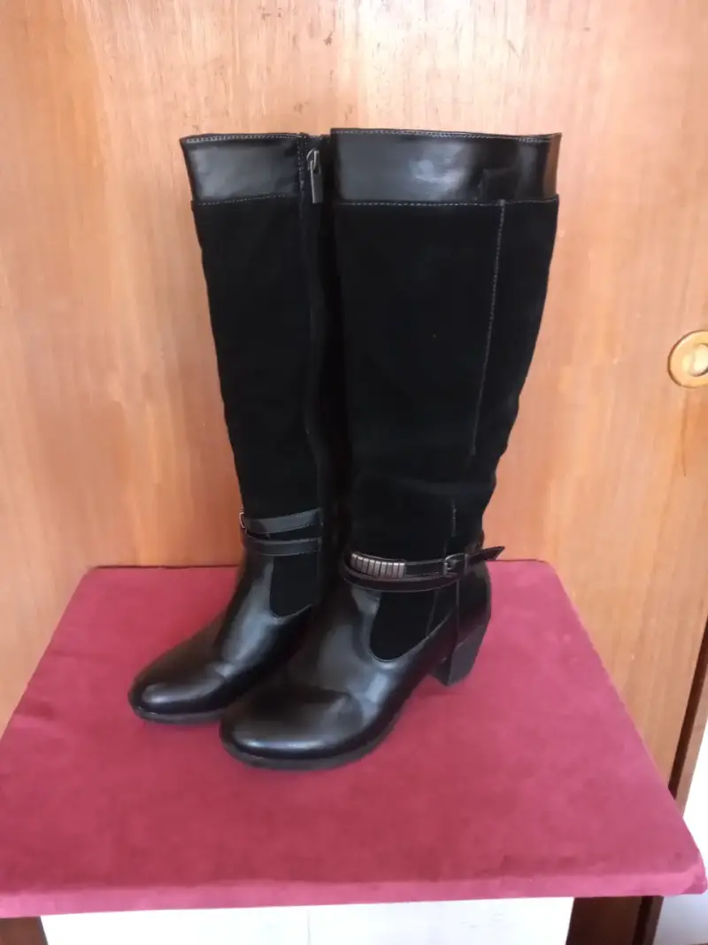 Botas negras de cuero y gamuza con tacón - 1