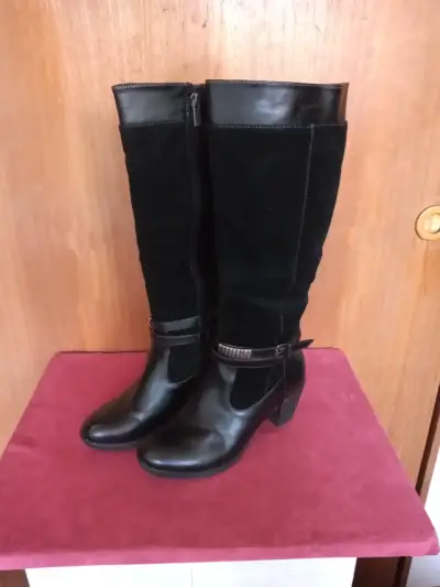 Botas negras de cuero y gamuza con tacón - miniatura 1