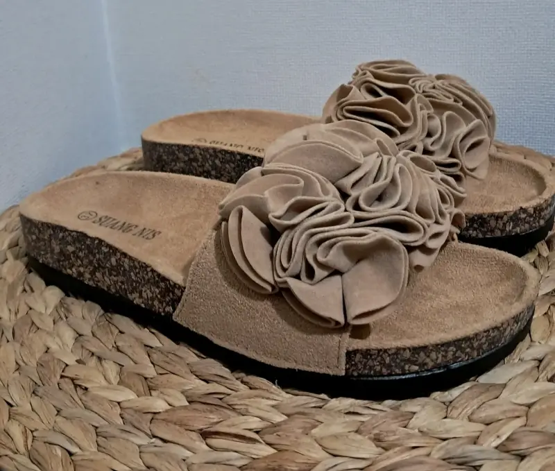 Sandalias beige con flores decorativas - 1