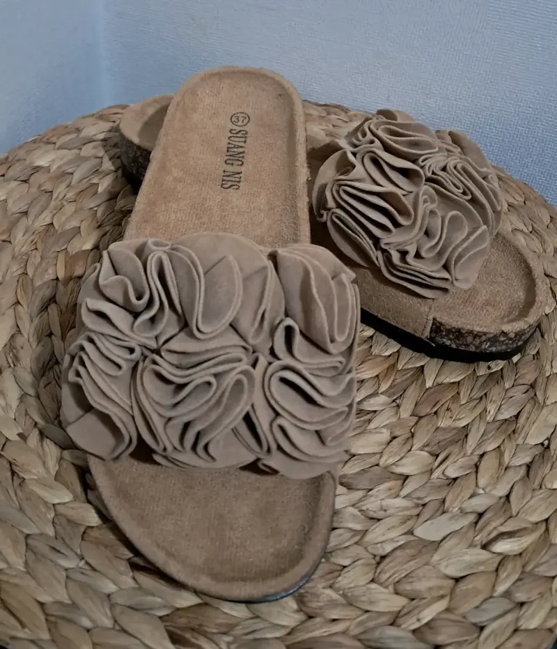 Sandalias beige con flores decorativas - 2