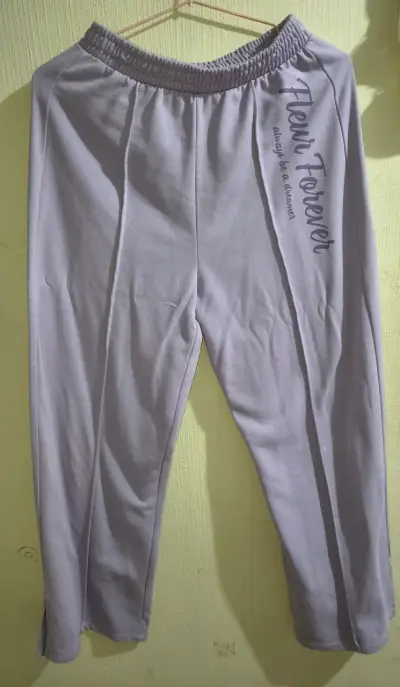 Conjunto de polerón y pantalón lila con estampado - miniatura 3