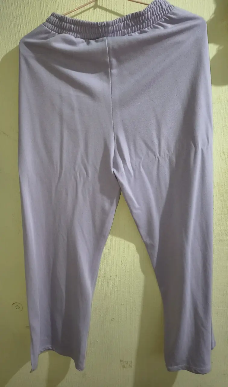 Conjunto de polerón y pantalón lila con estampado - 4