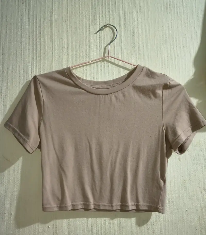Conjunto de polera y pantalón beige para mujer