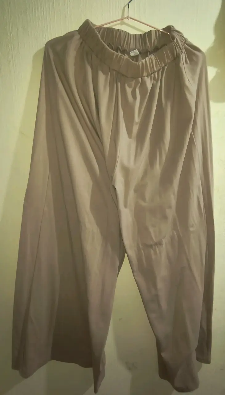 Conjunto de polera y pantalón beige para mujer - 3