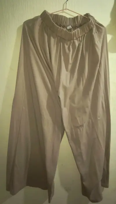Conjunto de polera y pantalón beige para mujer - miniatura 3