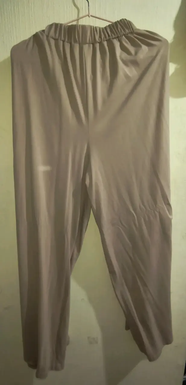 Conjunto de polera y pantalón beige para mujer - 4