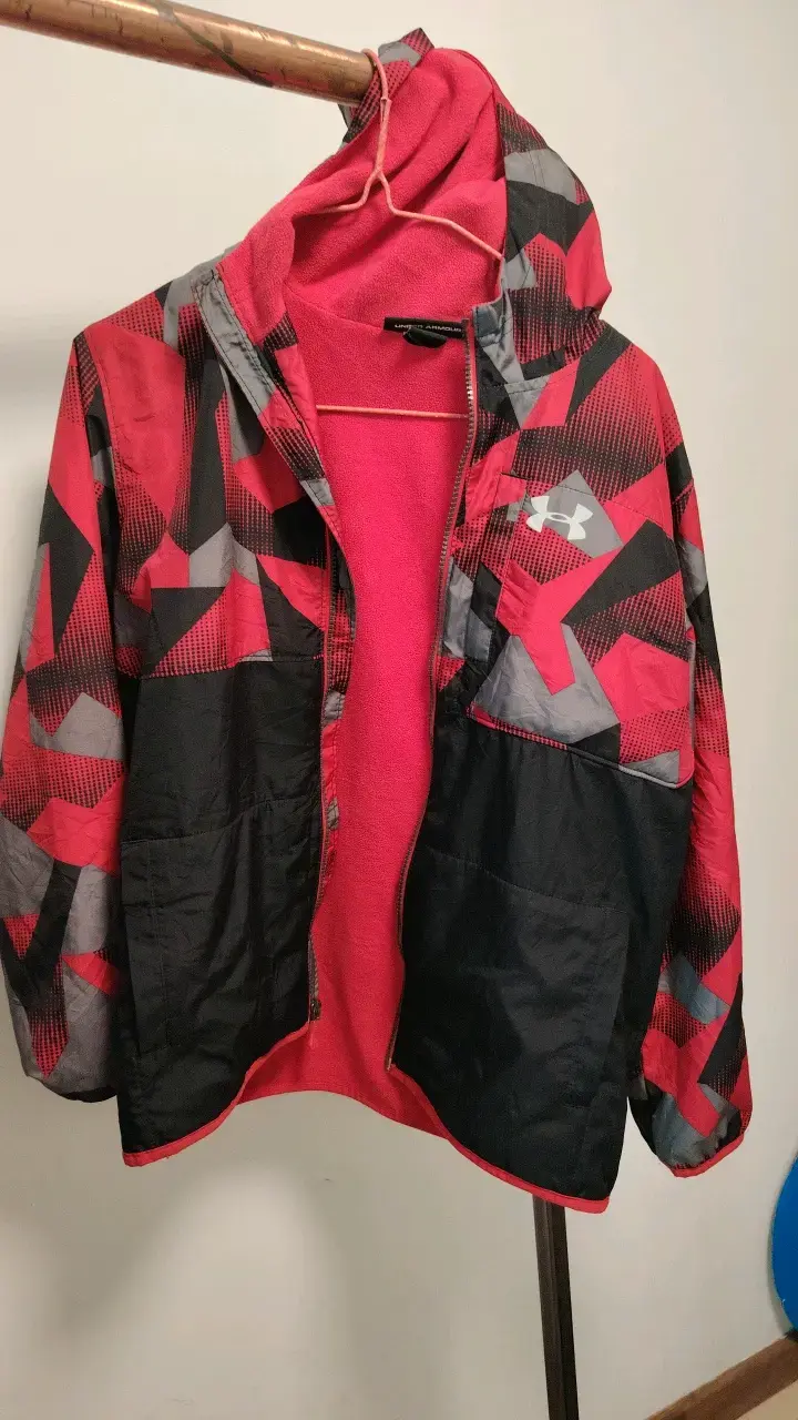 Chaqueta deportiva Under Armour roja con capucha