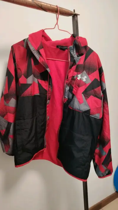 Chaqueta deportiva Under Armour roja con capucha - miniatura 2