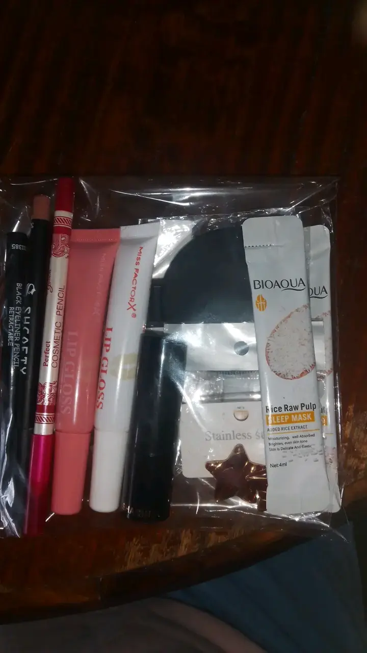 Set de maquillaje con lápices y gloss espejo - 1