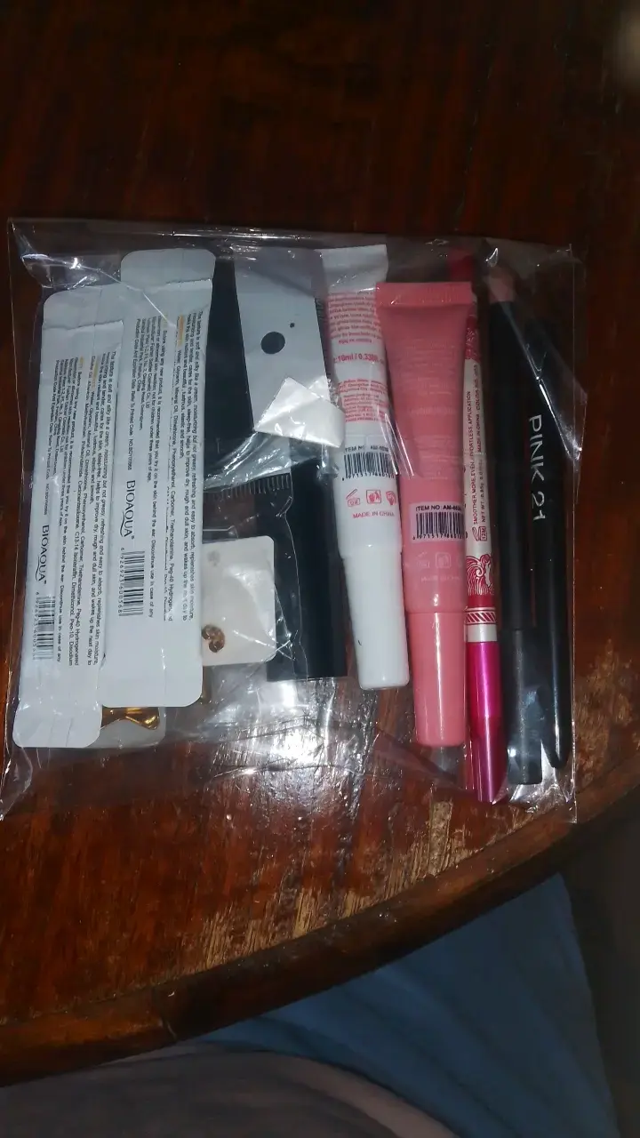 Set de maquillaje con lápices y gloss espejo - 2