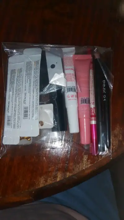 Set de maquillaje con lápices y gloss espejo - miniatura 2