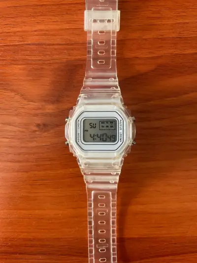 Reloj digital transparente resistente al agua - miniatura 1