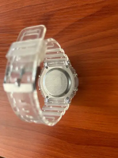 Reloj digital transparente resistente al agua - miniatura 3