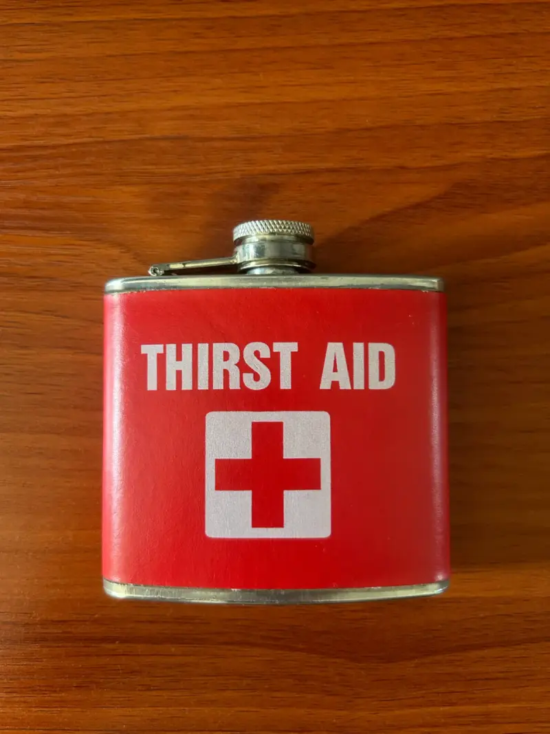 Petaca de acero inoxidable roja 'Thirst Aid' - 1
