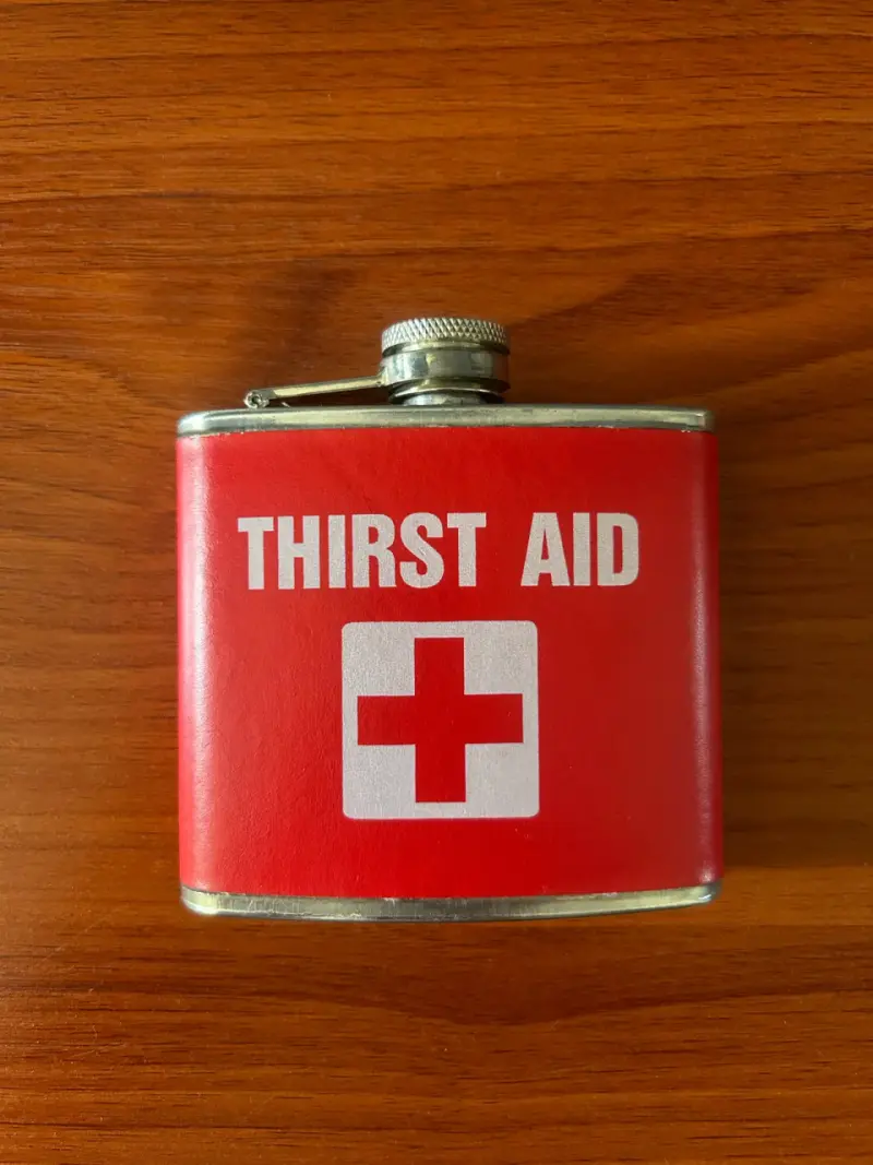 Petaca de acero inoxidable roja 'Thirst Aid' - 5