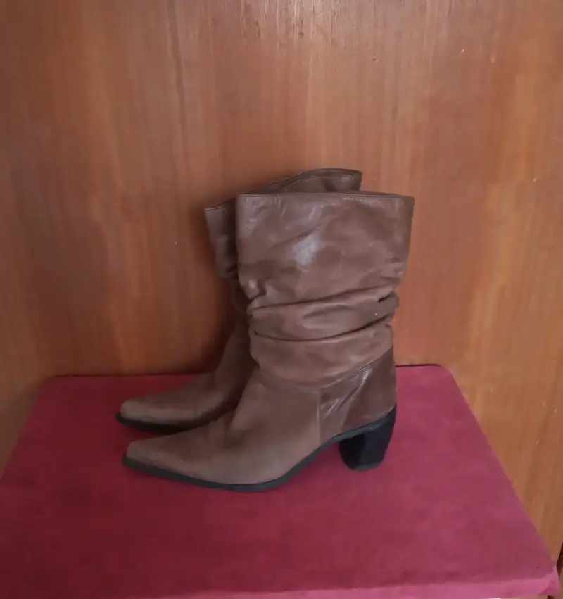 Botas de cuero marrón con tacón alto - 1
