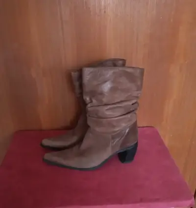 Botas de cuero marrón con tacón alto - miniatura 1