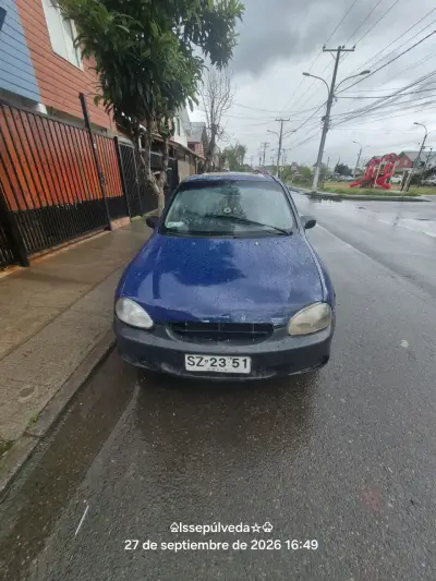 Auto compacto azul en buen estado - miniatura 1