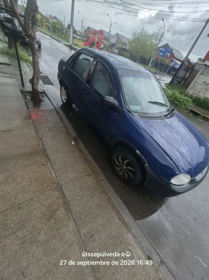 Auto compacto azul en buen estado - 2
