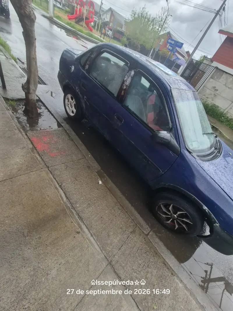 Auto compacto azul en buen estado - 3