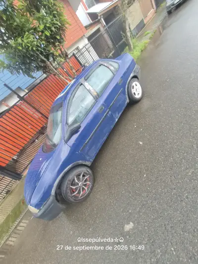 Auto compacto azul en buen estado - miniatura 4