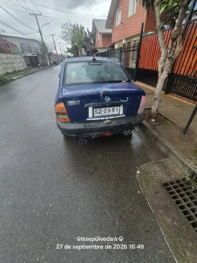 Auto compacto azul en buen estado - miniatura 5