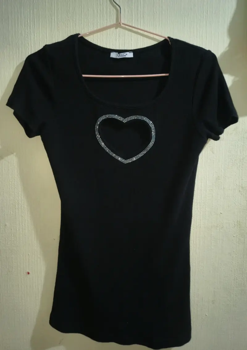 Polera negra con diseño de corazón brillante