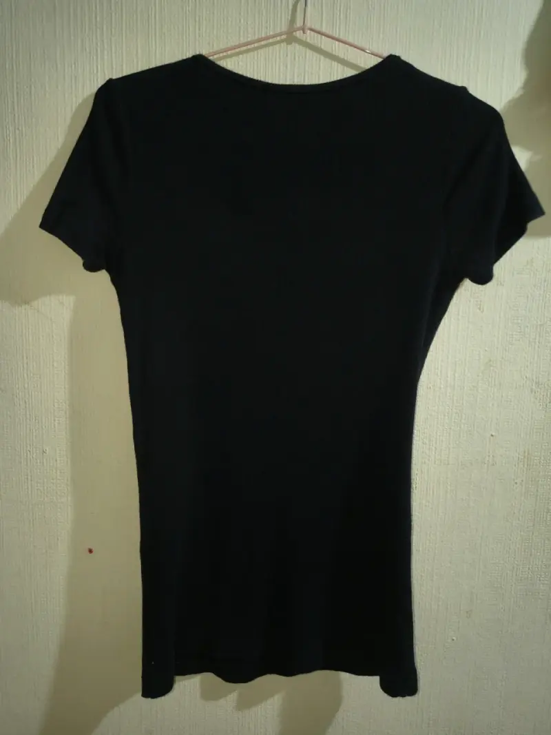 Polera negra con diseño de corazón brillante - 2