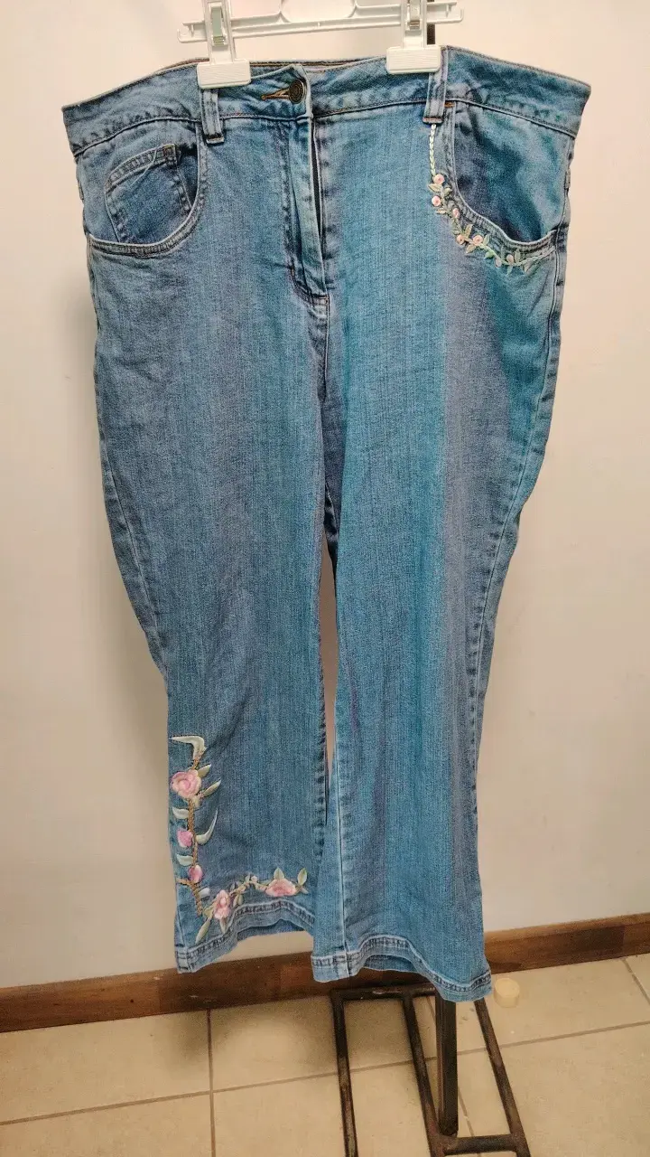 Jeans de mujer con bordado floral