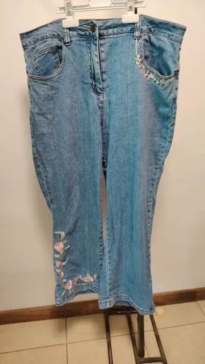 Jeans de mujer con bordado floral - miniatura 1