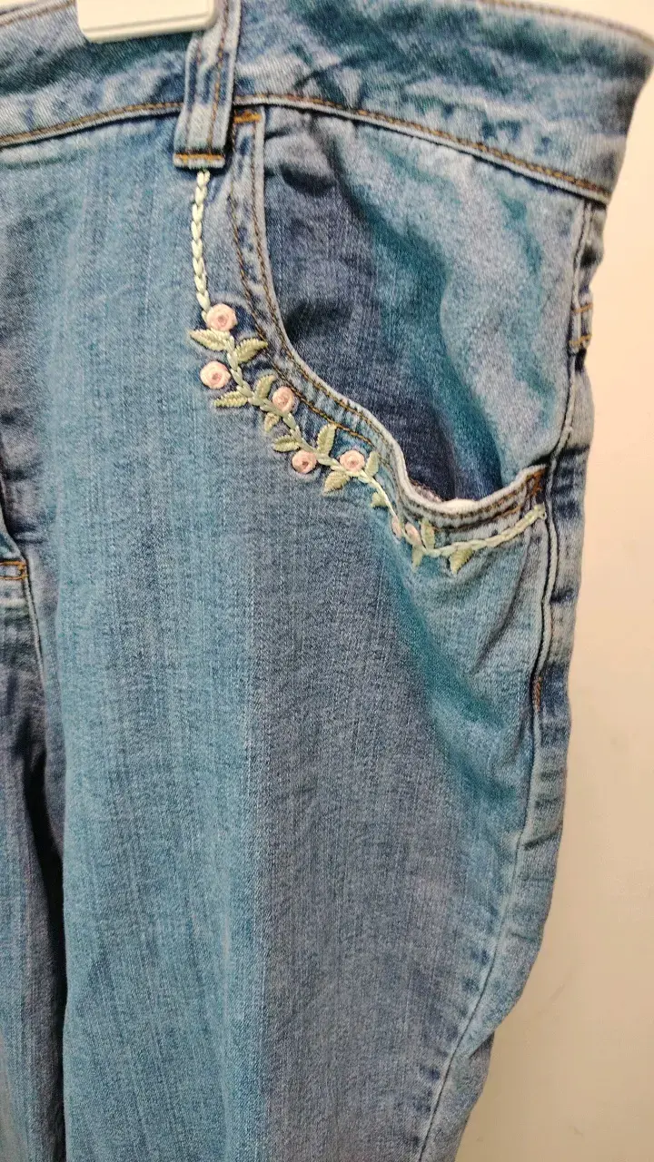 Jeans de mujer con bordado floral - 2