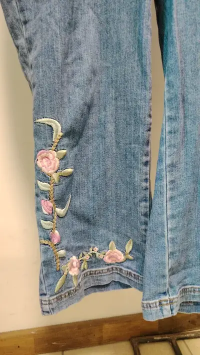 Jeans de mujer con bordado floral - miniatura 3