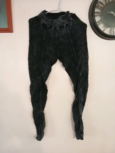 Conjunto de leggings y chaqueta negra para mujer - miniatura 3