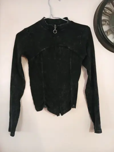 Conjunto de leggings y chaqueta negra para mujer - miniatura 4