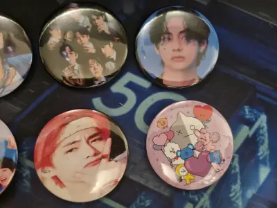 Chapitas BTS y Figura Tiny Tan - miniatura 3