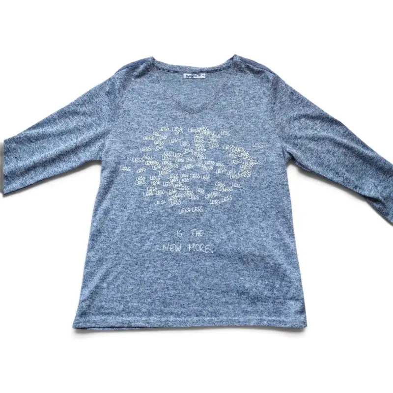 Polera gris con diseño 'Less is the new more'