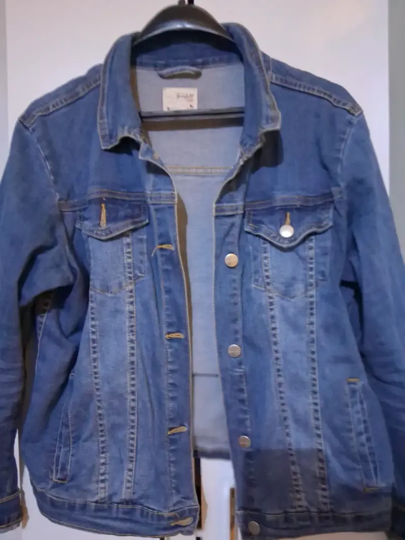 Chaqueta de mezclilla con diseño étnico
