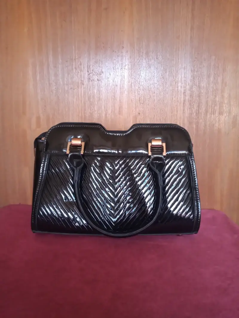 Bolso de mano negro elegante con diseño acolchado - 1