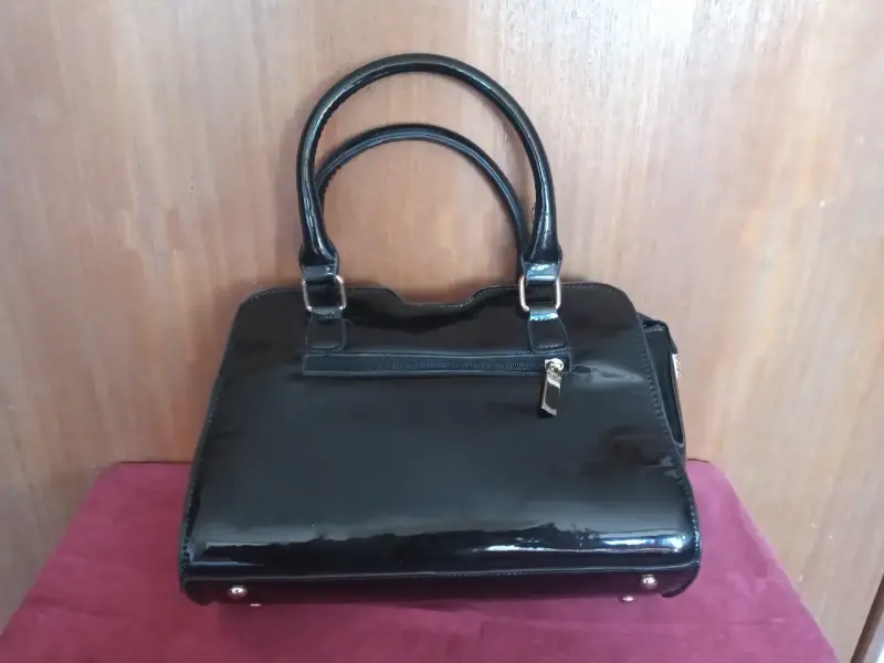 Bolso de mano negro elegante con diseño acolchado - 2