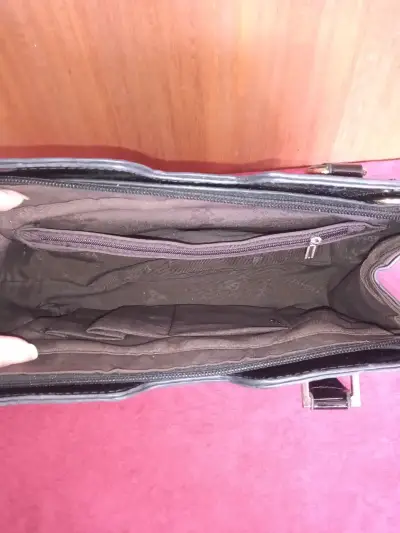 Bolso de mano negro elegante con diseño acolchado - miniatura 3